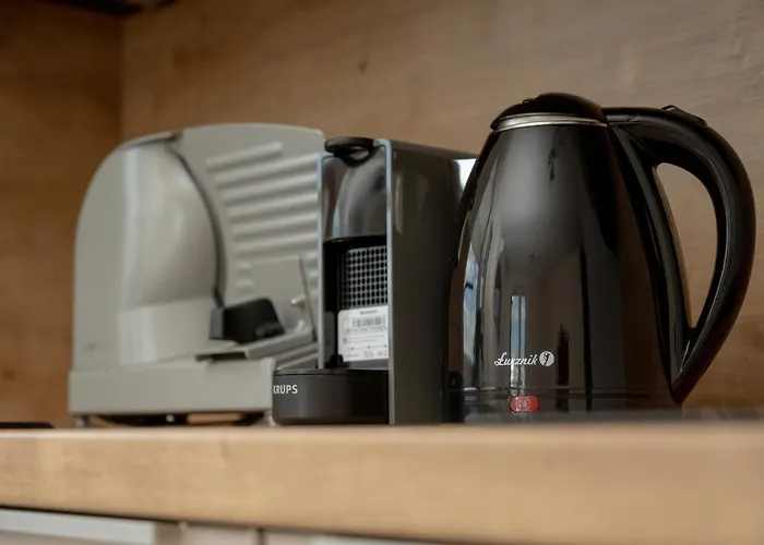 Exceptional With Parking For 6 Guests By Renters *