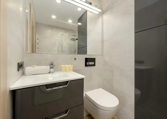 Exceptional With Parking For 6 Guests By Renters