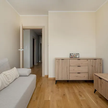 Exceptional With Parking For 6 Guests By Renters * Breslau