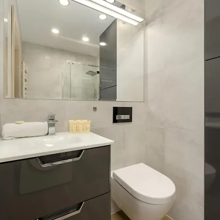 Exceptional With Parking For 6 Guests By Renters