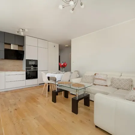 Exceptional With Parking For 6 Guests By Renters *